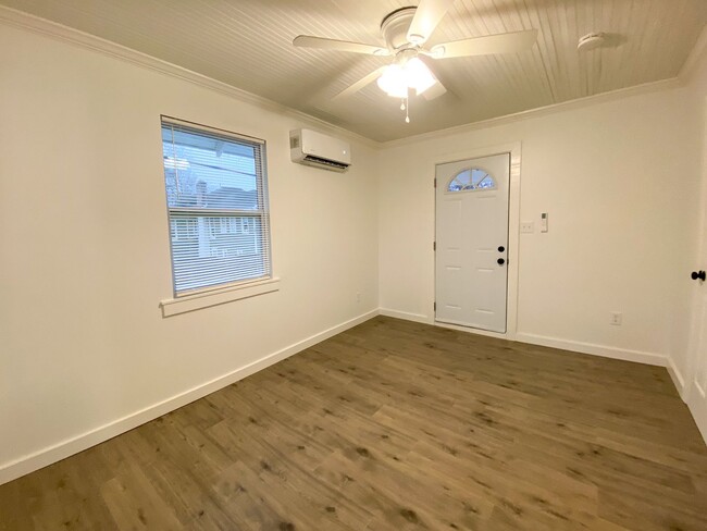 Building Photo - Recently renovated efficiency apartment in...