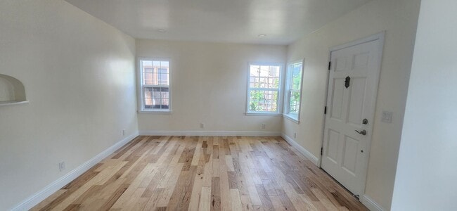 Building Photo - East Sac Charmer