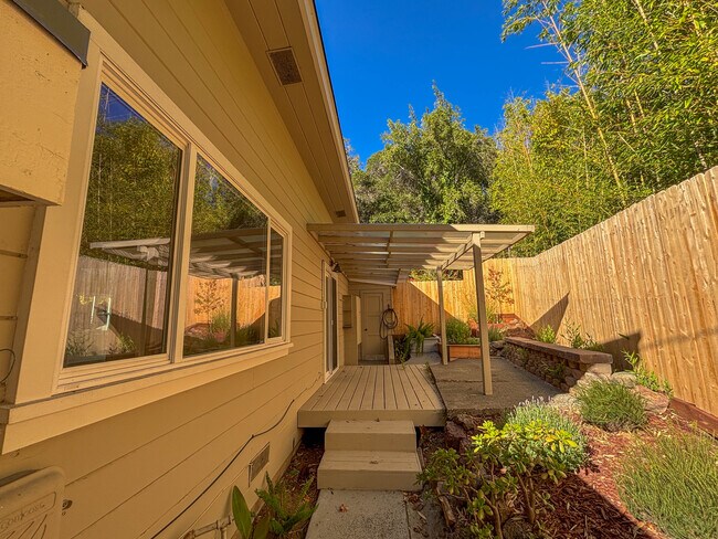 Building Photo - 381 Locust Ave