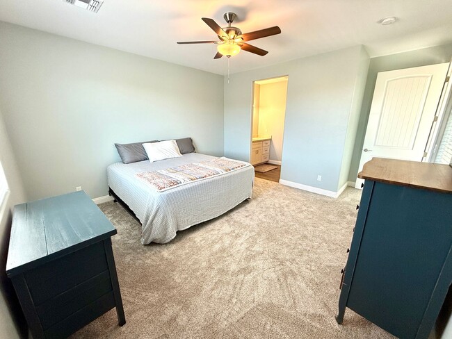 Building Photo - Beautiful Furnished 2 Bedroom Home in the ...