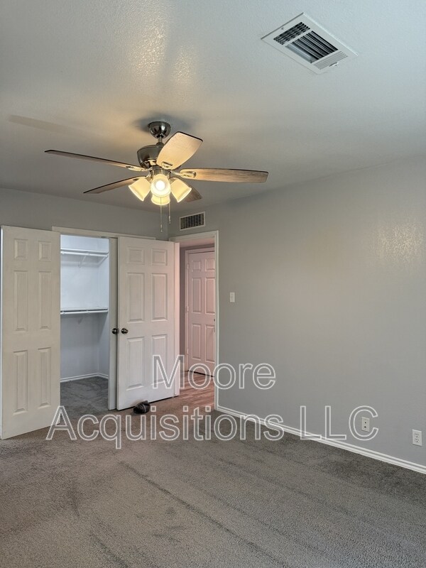 Building Photo - 3601 Oakwood Dr