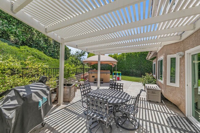 Building Photo - COMING SOON! 4 Bedroom Home for Rent in Santa Clarita!
