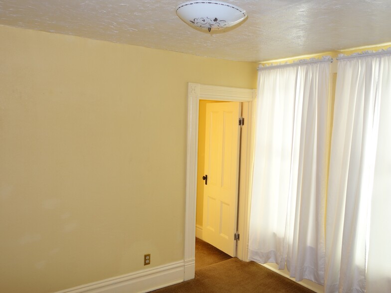 South bedroom toward bath & walk-in - 30 NE Stanton St