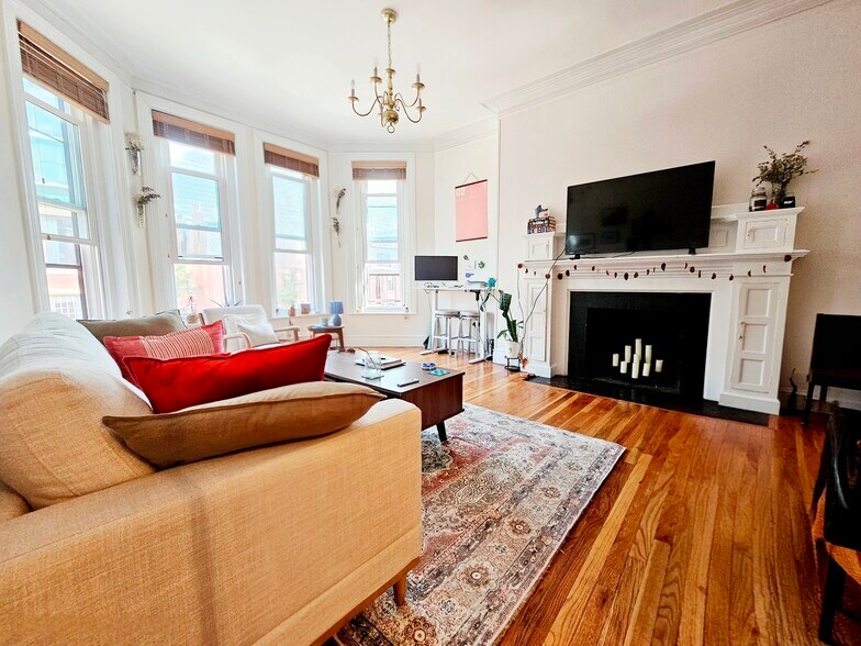 Primary Photo - 208 Commonwealth Ave