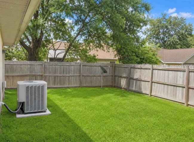 Building Photo - 107 Shady Oak Dr
