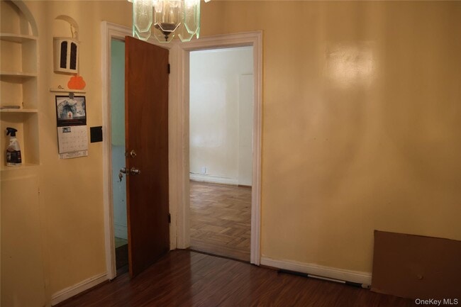 Building Photo - 955 E 98th St