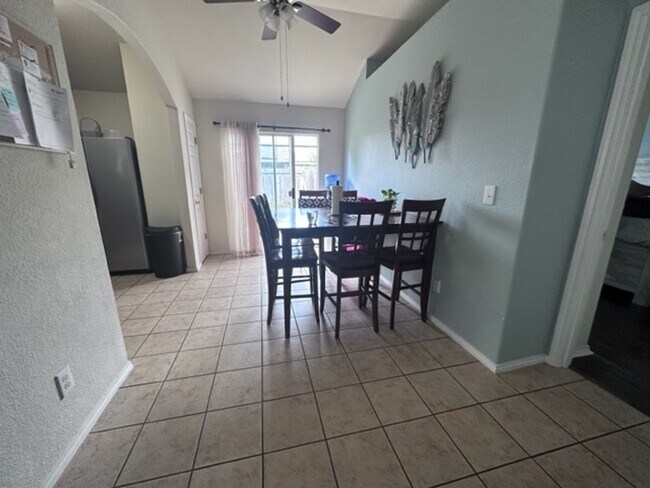 Building Photo - Beautiful & Well-Maintained 3 Bedroom, 2 B...