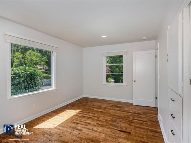 Building Photo - Rare Brown’s Point Beachfront Living – Stunning 3 Bed / 2 Bath Home!