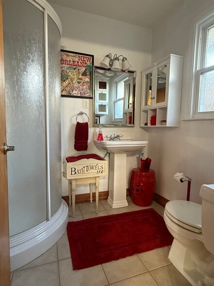 Bedroom 3 en suite bath w/ shower (staged) - 3311 River Rd