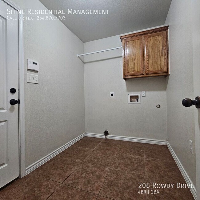 Building Photo - 206 Rowdy Dr