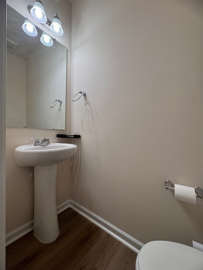 Building Photo - 3BR 2.5BA Townhome