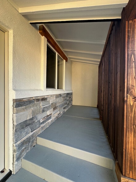 Private outside foyer - 728 W Pueblo St