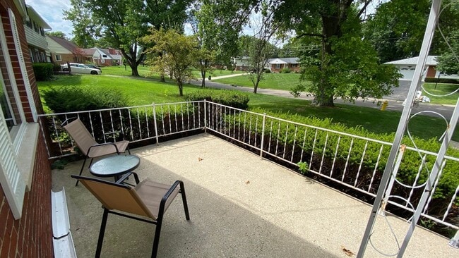 Building Photo - Fully Furnished with Washer and Dryer on quiet cul-de-sac