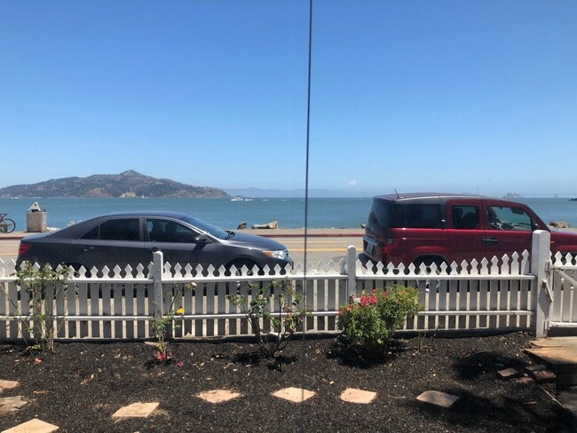 Building Photo - Cute Sausalito Bungalow right across from ...