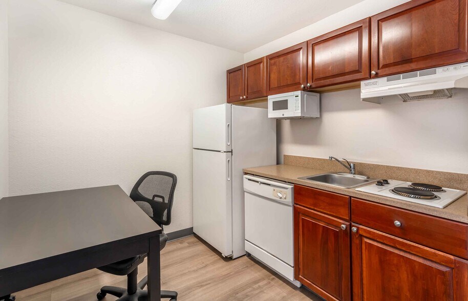 Building Photo - Furnished Studio-Tampa - Airport - N. Westshore Blvd.