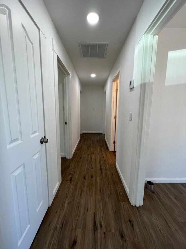 Building Photo - 3bd/1ba unit and NEWLY remodeled!!