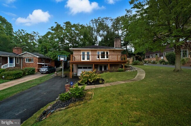 Building Photo - 6251 Lakeview Dr