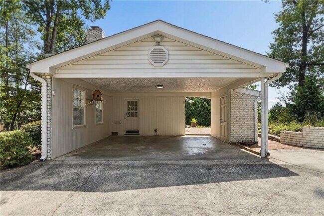 Building Photo - 800 Glenairy Dr NE