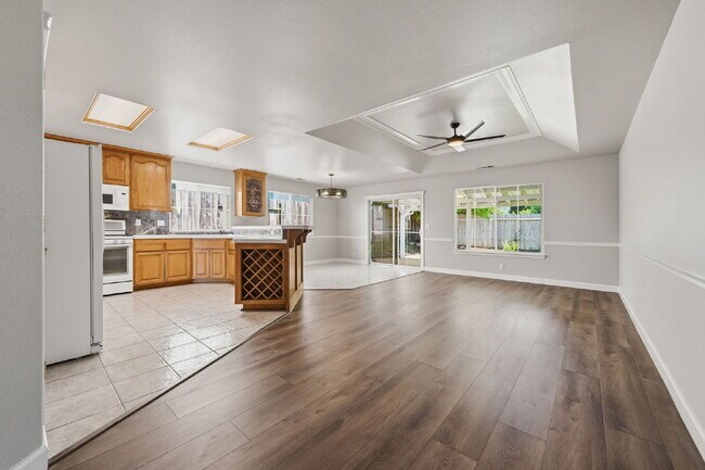 Building Photo - Executive Rental in Gold Hills
