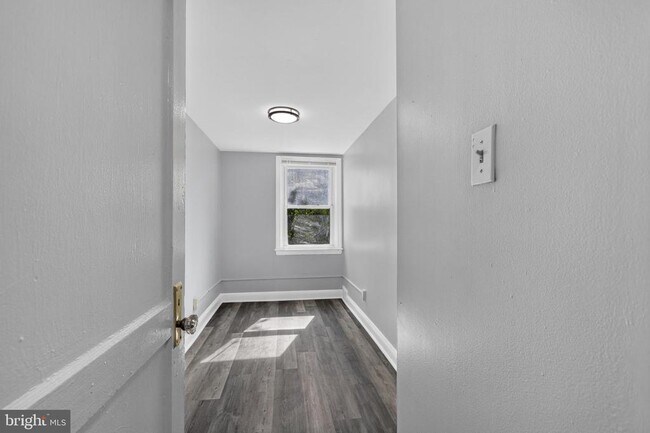 Building Photo - 331 W 21st St