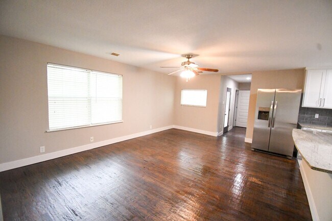 Building Photo - 4 bedroom / 3 bath in Irving