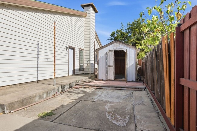 Building Photo - 7113 Mountainside Dr