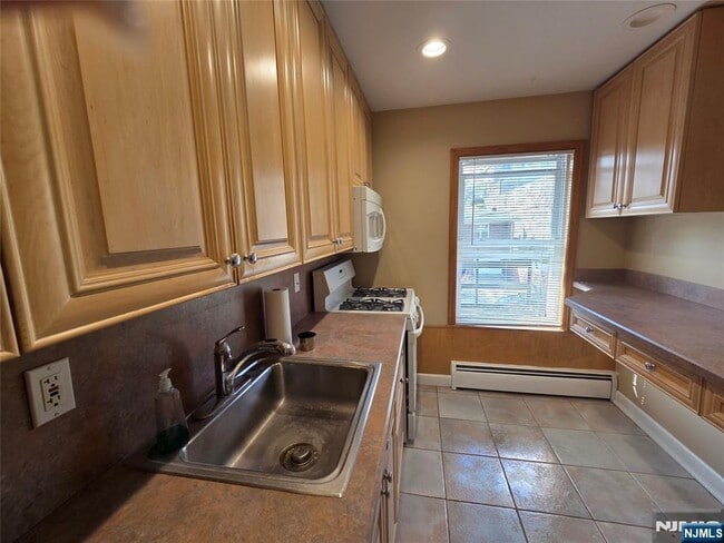 Building Photo - 1628 Valley 2A Vly