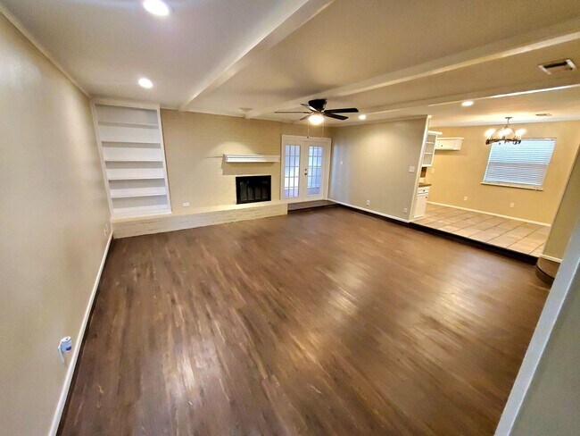 Building Photo - Spacious and Gorgeous 3/2 in Northwest Lub...