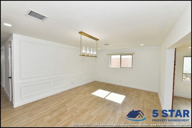 Building Photo - 3217 Wedgewood Dr