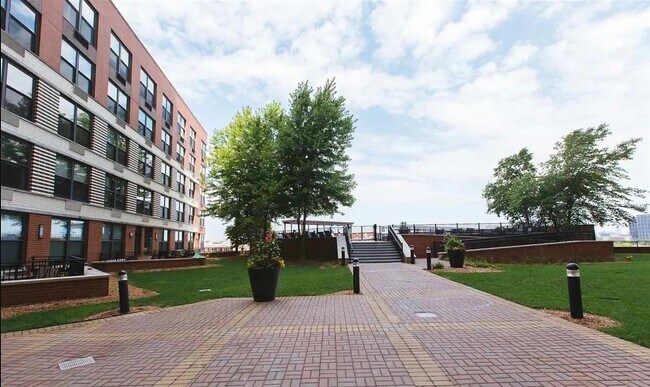 Building Photo - 102 Christopher Columbus Dr