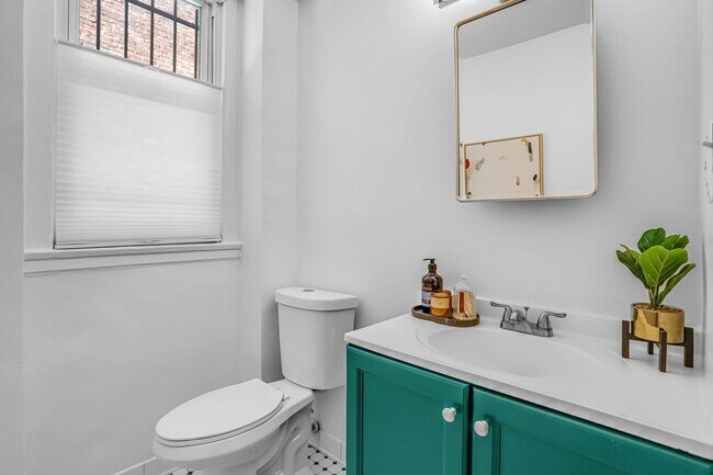 Building Photo - Mt. Pleasant Condo | 2 Bed | 2 Bath | 1,250 Sf