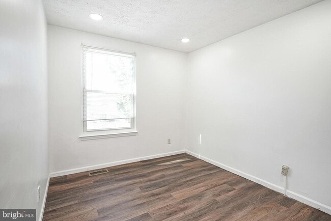 Building Photo - 69 Vanderbilt Ct