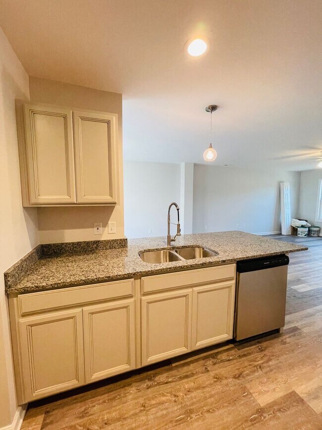 Building Photo - Like New Townhouse for Rent