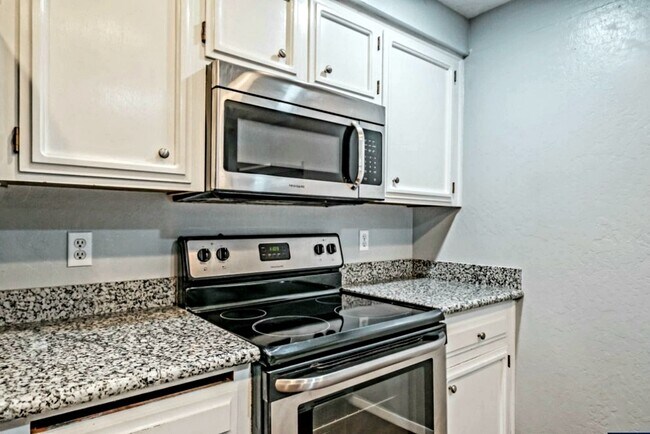 Building Photo - 1420 Cunningham Ln S