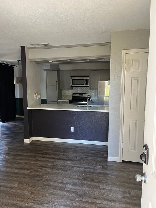 Building Photo - 2 Bedroom Townhome in Austin