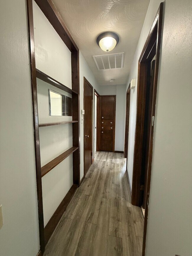 Building Photo - Cute 2 Bedroom 1 Bath with bonus room!
