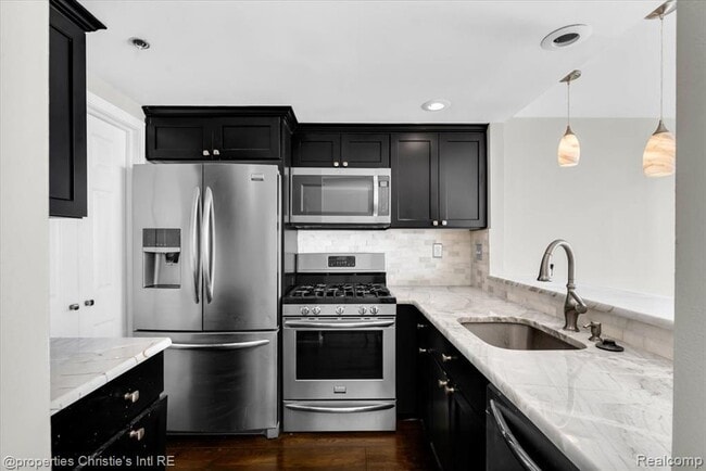 Building Photo - 250 E Harbortown Dr