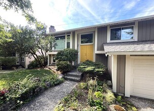 Building Photo - 3 bedroom in Bellevue WA 98006