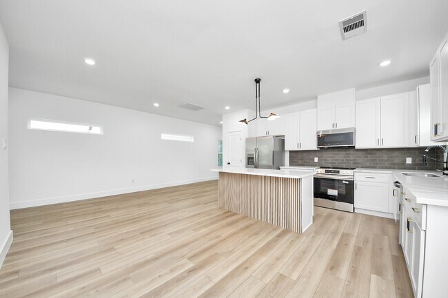 Building Photo - 801 E 32nd 1/2 St