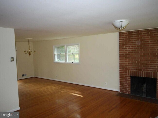 Building Photo - 1103 Roberta Ct