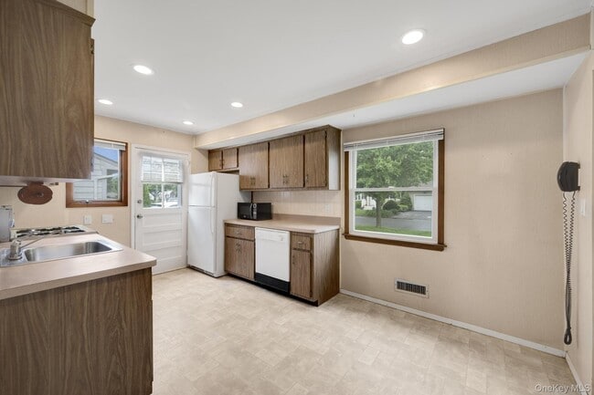 Building Photo - 22 Heath Ln