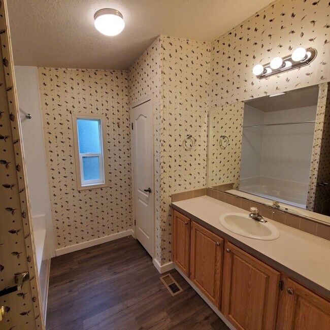 Building Photo - 5 bedroom : 3 bath Home with a Garage in Tangent