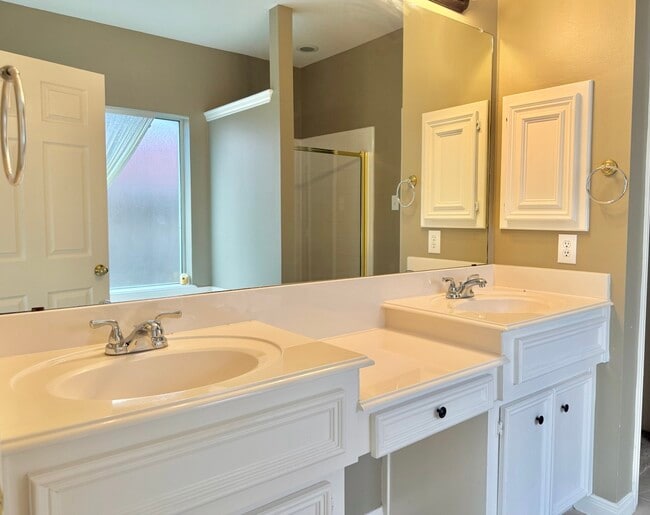 Building Photo - 22435 Cascade Springs Dr