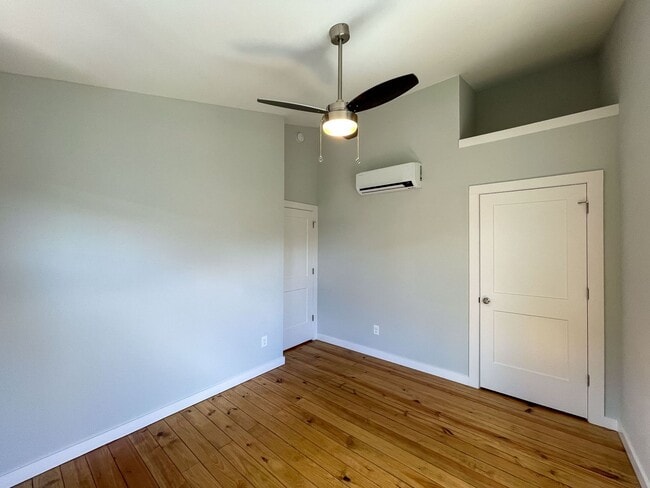 Building Photo - Beautiful Compact Cottage in South Asheville