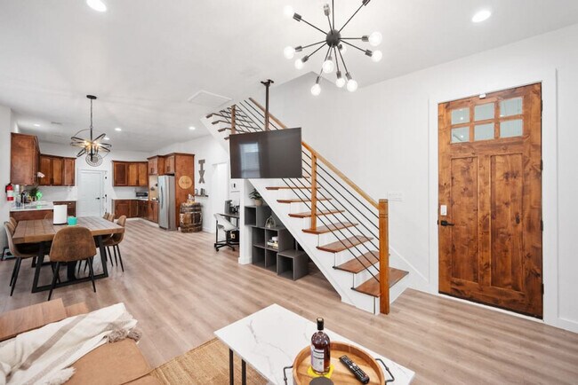 Building Photo - 921 E Hattie St