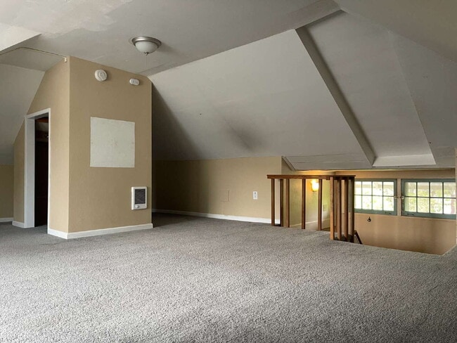 Building Photo - Buckman Neighborhood; Great Space; Easy to call Home
