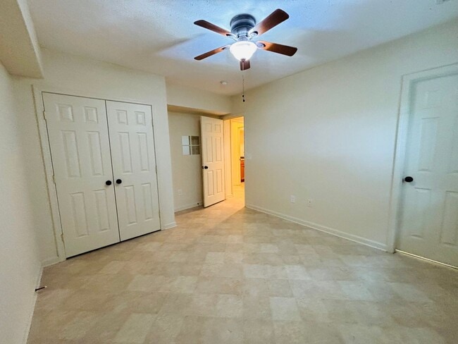 Building Photo - 812 Glade Rd