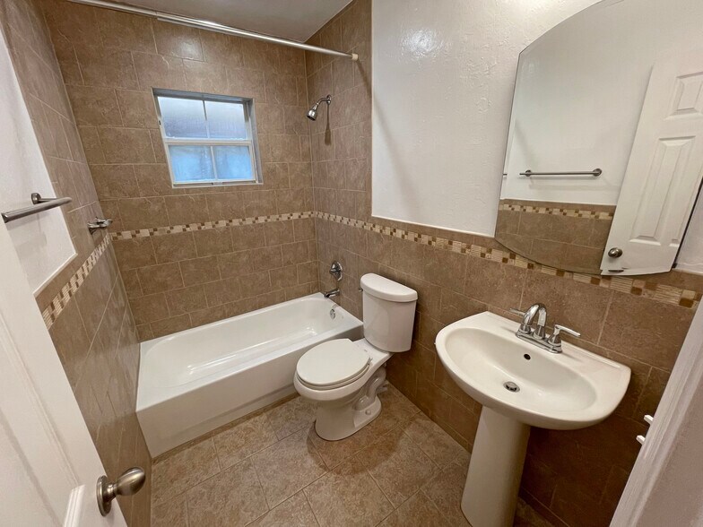 Building Photo - 417 SW Barney St