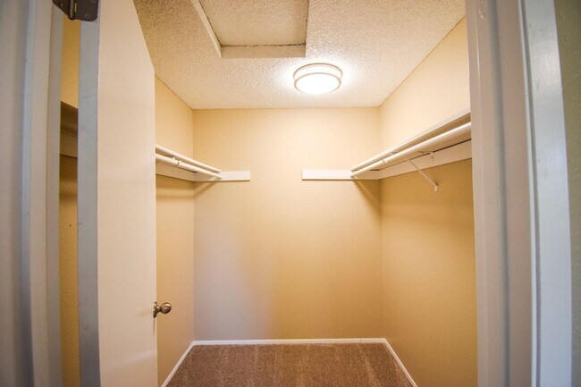 Building Photo - Spacious 2 bedroom 1.5 bath Town house Apa...