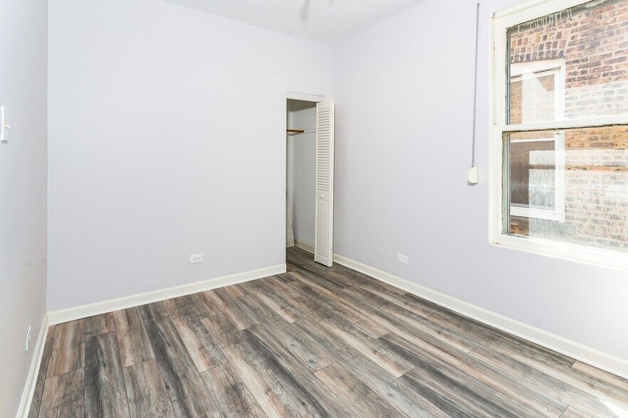 Building Photo - 1427 E 69th Pl